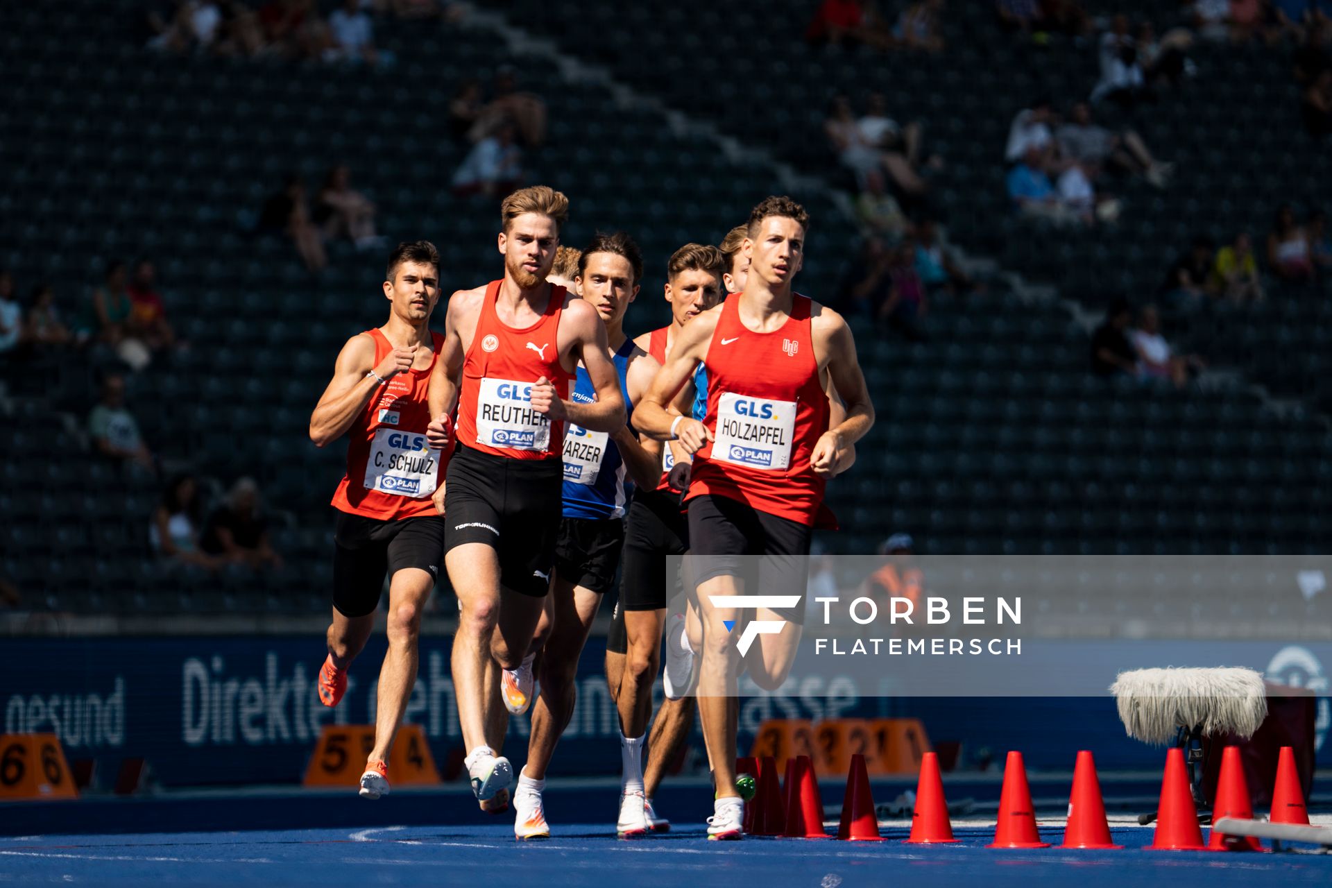 Marc Reuther (Eintracht Frankfurt e.V.), Tim Holzapfel (Unterlaender LG) im 800m Finale waehrend der deutschen Leichtathletik-Meisterschaften im Olympiastadion am 26.06.2022 in Berlin